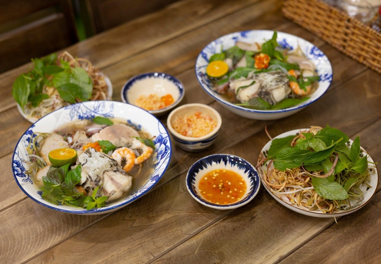 Bowl of Bun Nuoc Leo Soc Trang with broth and toppings