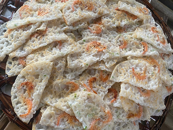 Banh Xeo Quang Ngai served with rice paper and fresh herbs