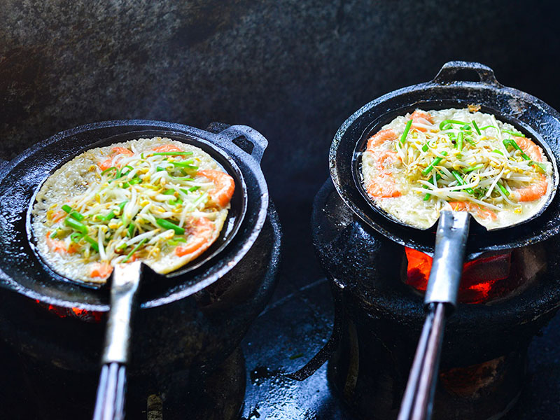 Banh xeo Quang Ngai cooked in a small pan