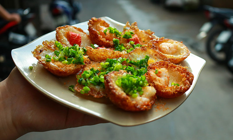 Đĩa bánh khọt Vũng Tàu với nhân tôm và rau ăn kèm