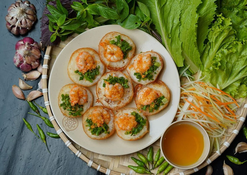 Bánh khọt Vũng Tàu cuốn cùng rau xanh và ăn với nước mắm